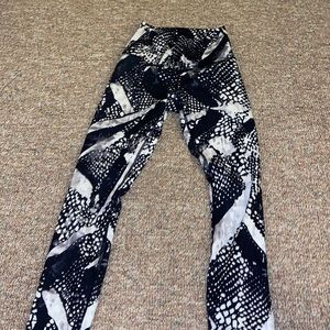 Lululemon black and white wunder under size 4